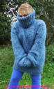 kid_mohair_t-neck_sweater_blau_6.jpg